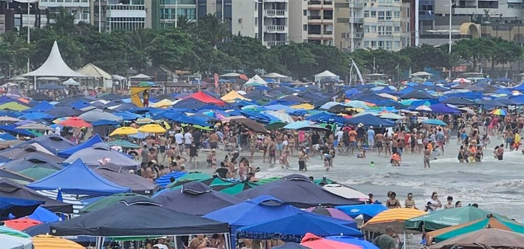 Praia Central de BC segue 100% própria para banho segundo relatório da Emasa