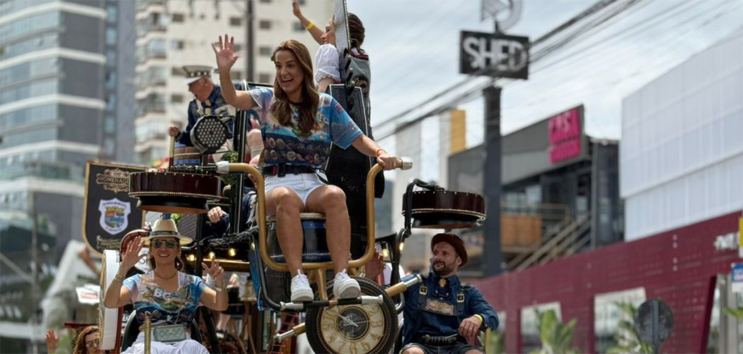 Planetapéia em BC: desfile reúne milhares de espectadores na orla da praia central