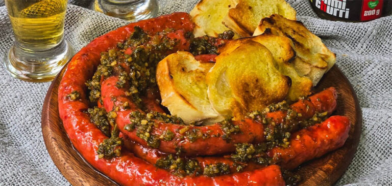 Linguiça caramelizada na cerveja com chimichurri