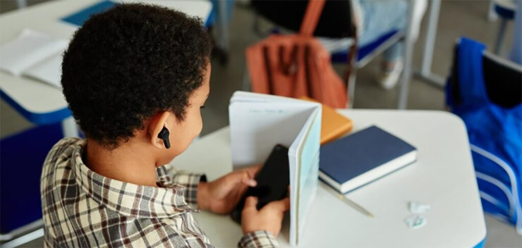 Volta às aulas: como fica o celular na escola