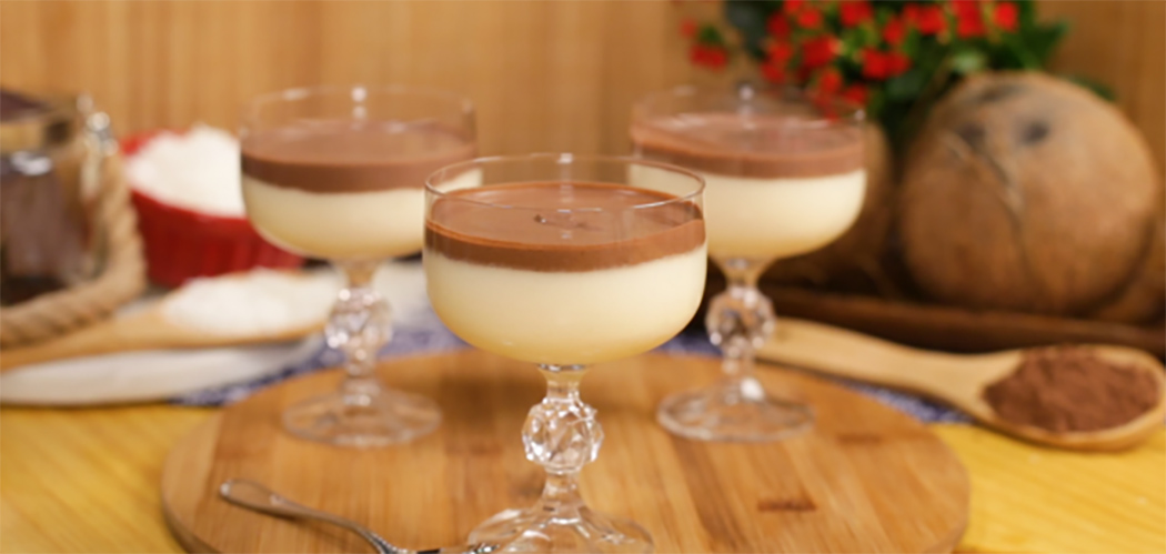 Doce gelado de coco com chocolate