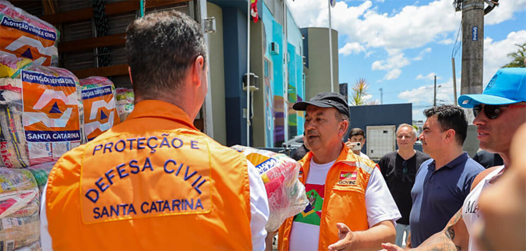 Jorginho Mello entrega ajuda humanitária em Balneário Camboriú e Tijucas