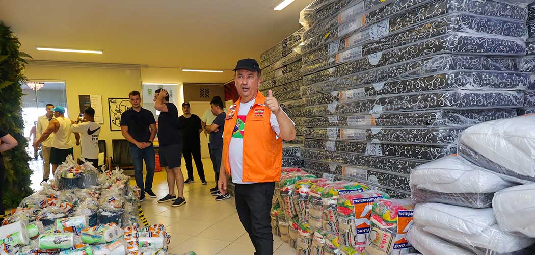 Jorginho Mello entrega ajuda humanitária em Balneário Camboriú e Tijucas