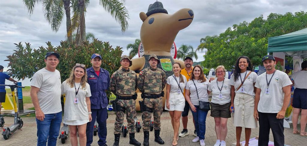 Ação do Estado para combater lixo nos oceanos chega à praia do centro de Garopaba