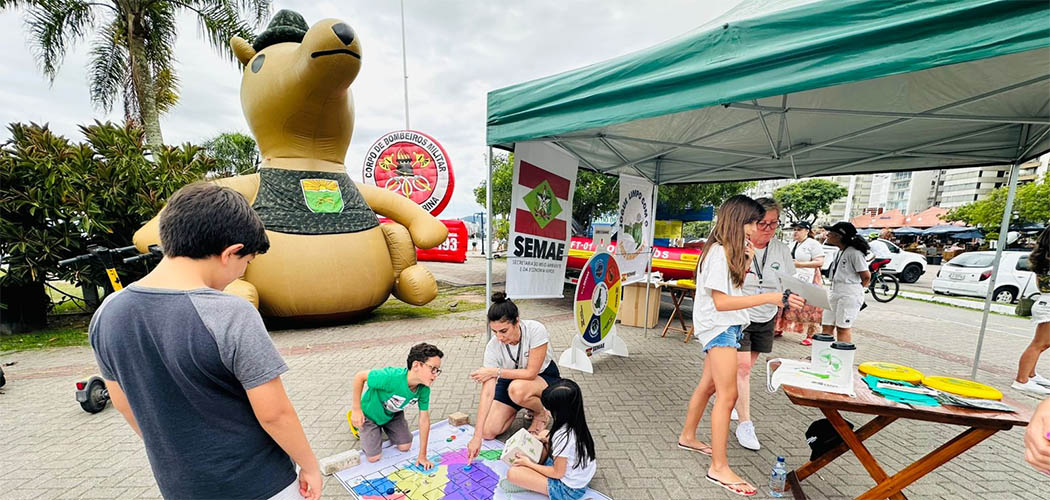 Ação do Estado para combater lixo nos oceanos chega à praia do centro de Garopaba