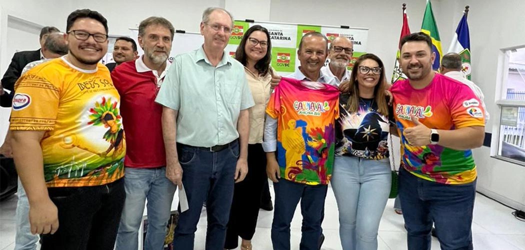 Governador Jorginho Mello recebe camiseta oficial do Carnaval 2025 de Joaçaba