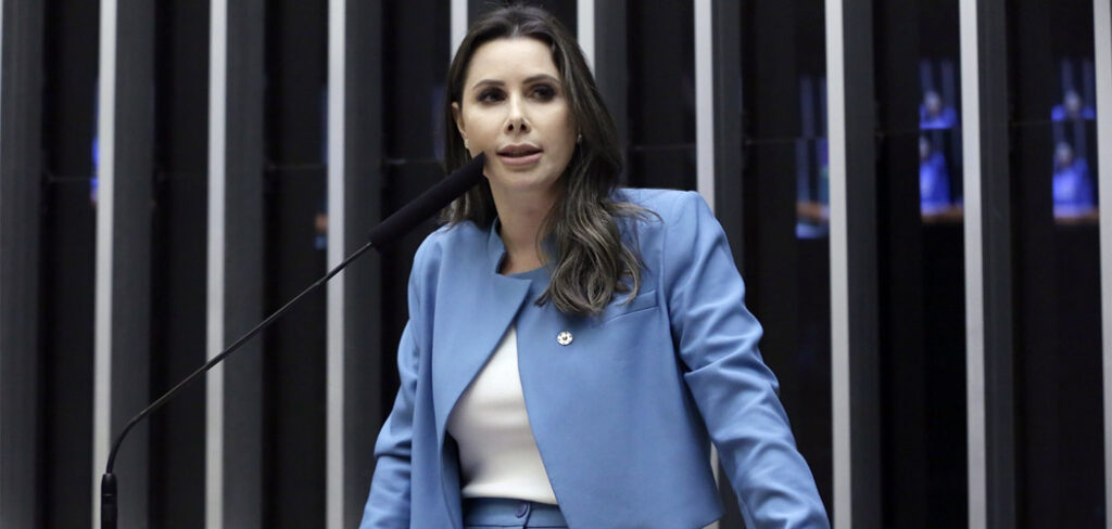 Carol de Toni denuncia nova irregularidade no Programa Pé-de-Meia