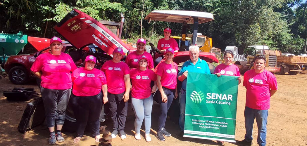 Turma comemora o sucesso do curso juntamente com o presidente do Sindicato Rural e o prestador de serviço de instrutoria