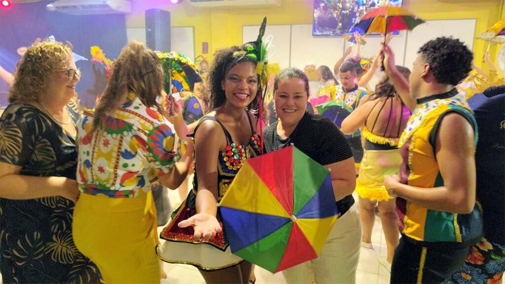 A jornlalista especializado em Turismo, Maely Silva, conheceu a sede do Galo da Madrugada em Recife neste mês de fevereiro/Foto: Maythe Novak-Bom Dia SC