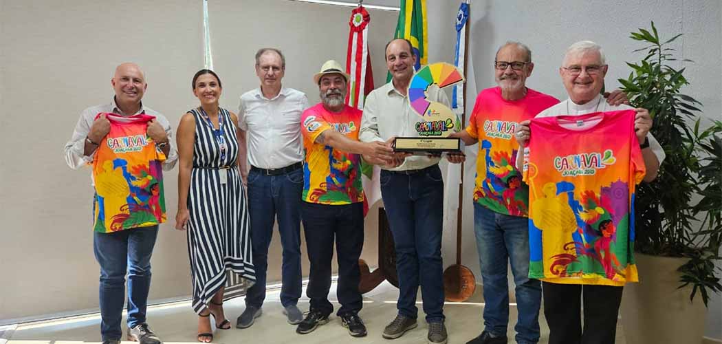 Liesjho apresenta troféus do Carnaval 2025 em encontro na Prefeitura de Joaçaba