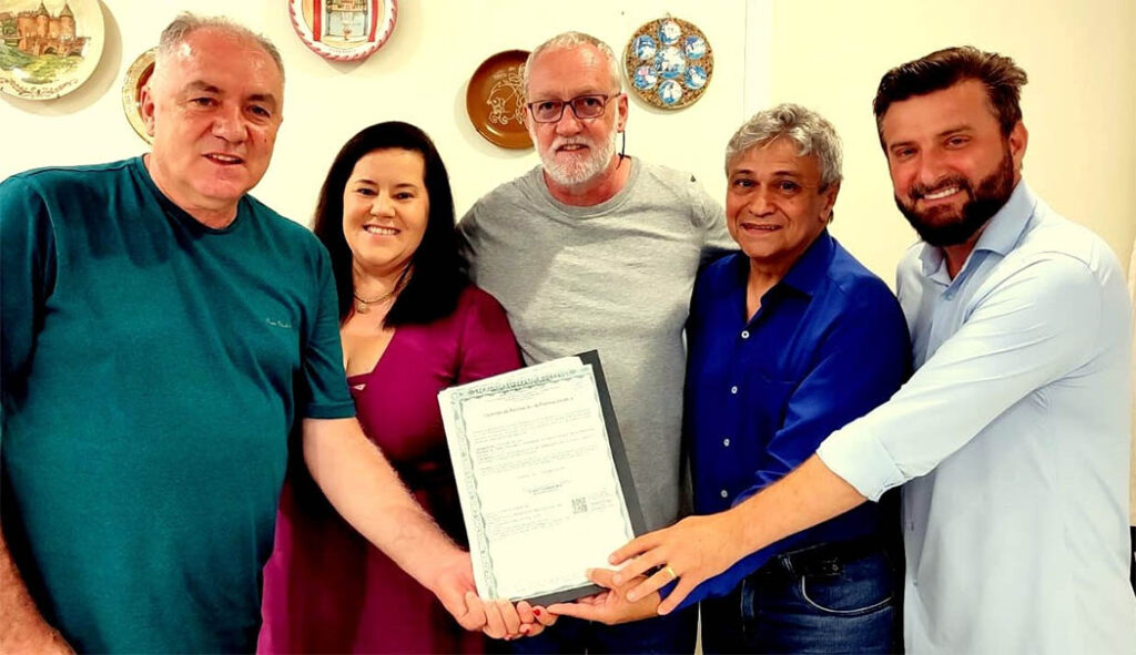 Na foto a partir da esquerda, o ex-Presidente da Abrajet Nacionla, Evandro Novak; Maely Silva, presidente da Abrajet/SC; Jean Feder, presidente da Abrajet/PR; Luiz Pires, novo Presidente ABRAJET Nacional, e Juarez Tavares, presidente da Abrajet/RS