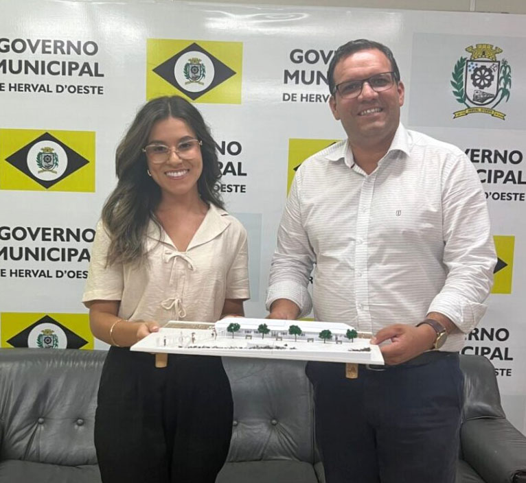 Diplomada da Unoesc Videira apresenta projeto de revitalização ao prefeito de Herval d’Oeste