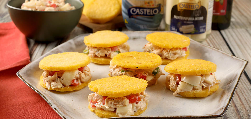 Sanduíche de Arepas com Salada de Frango
