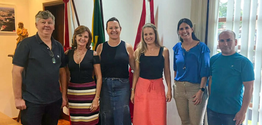 Prefeito Cuco recebeu a visita da Secretária de Cultura e Turismo, Karina Pattis Reiter, da Vereadora Lilian Falchetti de Treze Tílias além dos representantes da Rota da Amizade, Adelino Dias, Natalia Latrechia e Léia Macedo