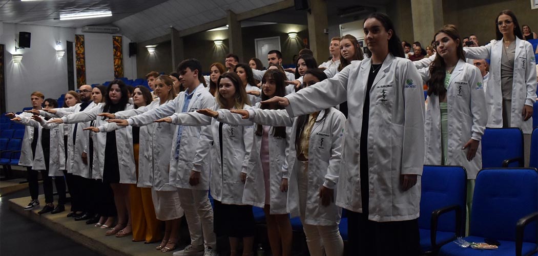 Cerimônia do Jaleco marca o ingresso dos calouros no curso de Medicina de Joaçaba