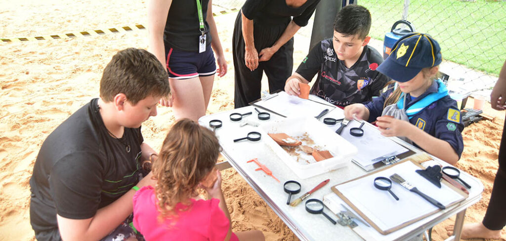 Projeto Pequenos Arqueólogos da Unoesc promove vivência cultural em Joaçaba