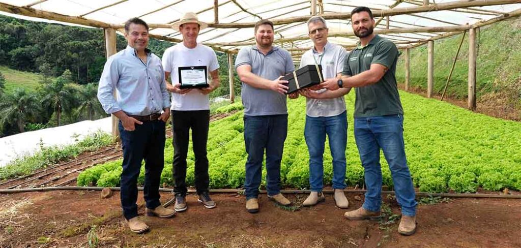 Representantes do Sistema Faesc/Senar, do Sindicato Rural de Joaçaba da ATeG com a família Zanaro