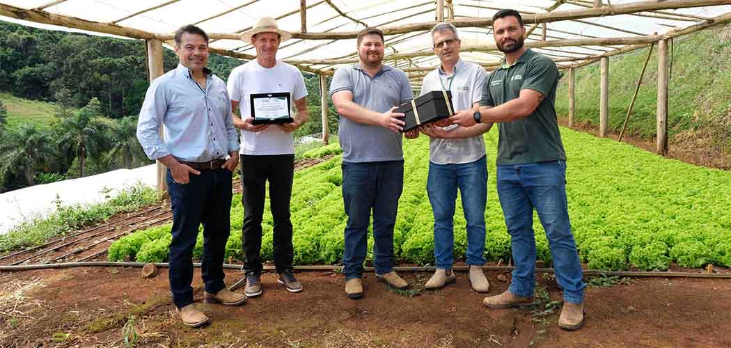 Representantes do Sistema Faesc/Senar, do Sindicato Rural de Joaçaba da ATeG com a família Zanaro