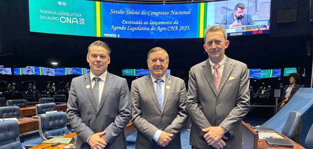 O vice-presidente da Faesc, Clemerson Argenton Pedrozo, o presidente do Sistema Faesc/Senar, José Zeferino Pedrozo, e superintendente do Senar/SC, Gilmar Antônio Zanluchi, durante a sessão solene no plenário do Senado Federal/Foto: Divulgação CNA/Senar
