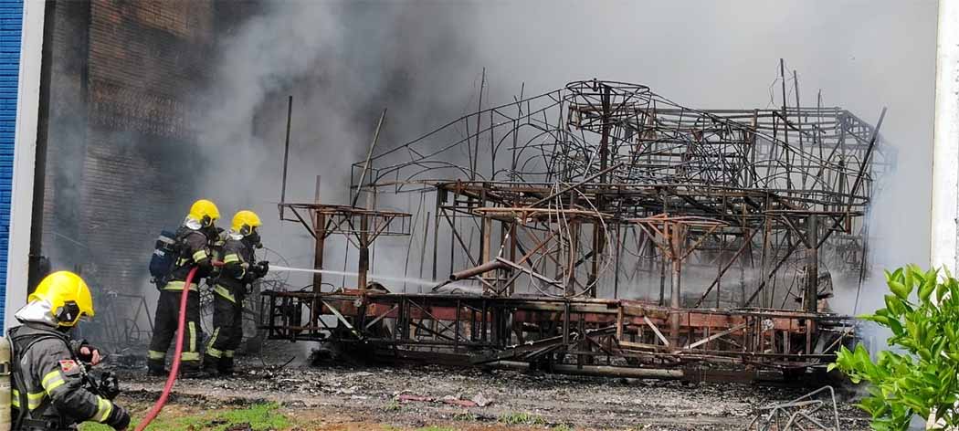 Incêndio destrói barracão da Vale Samba, campeã do Carnaval de Joaçaba 2025