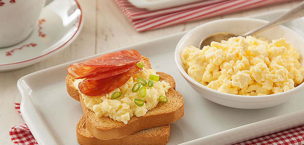 Torradas com Ovos Cremosos e Salame