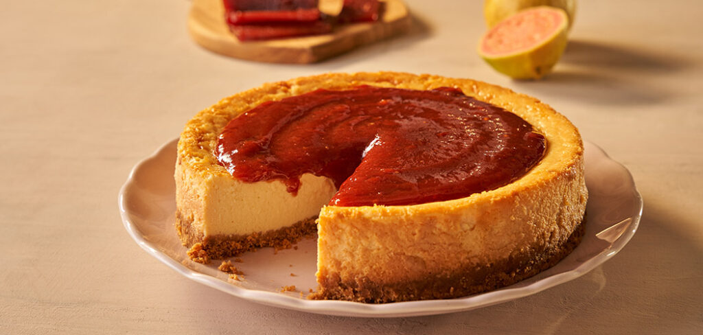 Torta cremosa de requeijão e ricota e com calda de goiabada