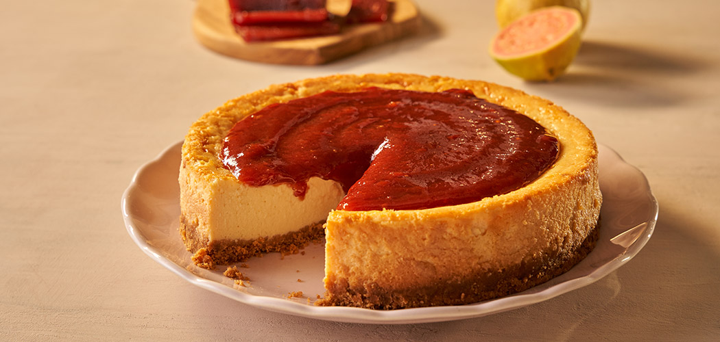 Torta cremosa de requeijão e ricota e com calda de goiabada