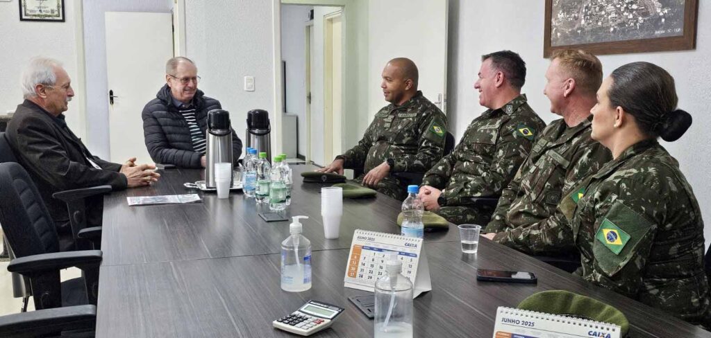 Autoridades da 5ª Região Militar visitam Joaçaba
