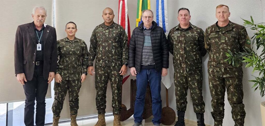 Autoridades da 5ª Região Militar visitam Joaçaba