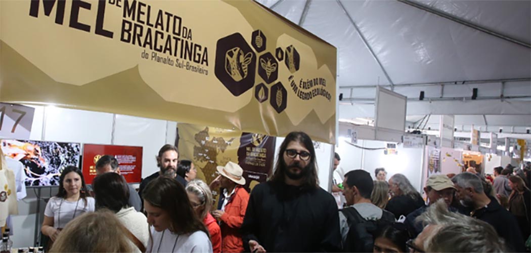 IG do Mel de Melato da Bracatinga ganha destaque na Feira do Mel de SC