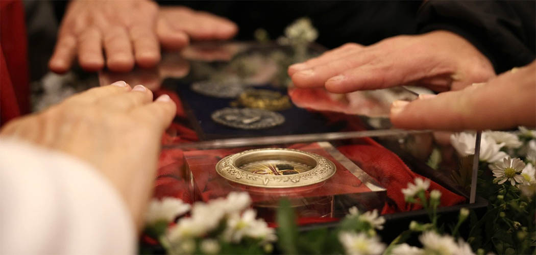 Entronização das relíquias de Santa Teresinha do Menino Jesus, São Luís e Santa Zélia emociona  Joaçaba