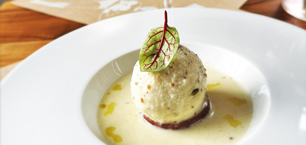 Esfera de bacalhau com galette de batata doce