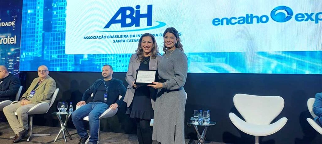 Catiane Seif, representando o Governador do Estado de Santa Catarina, Jorginho Mello recebeu a homenagem da ABIH-SC ao Governador/Foto: Evandro Novak-TV Bom Dia SC