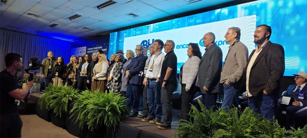 Em um gesto simbólico de agradecimento, dezenas de jornalistas presentes ao evento foram convidados a subir ao palco/Foto: Maythe Novak-TV Bom Dia SC