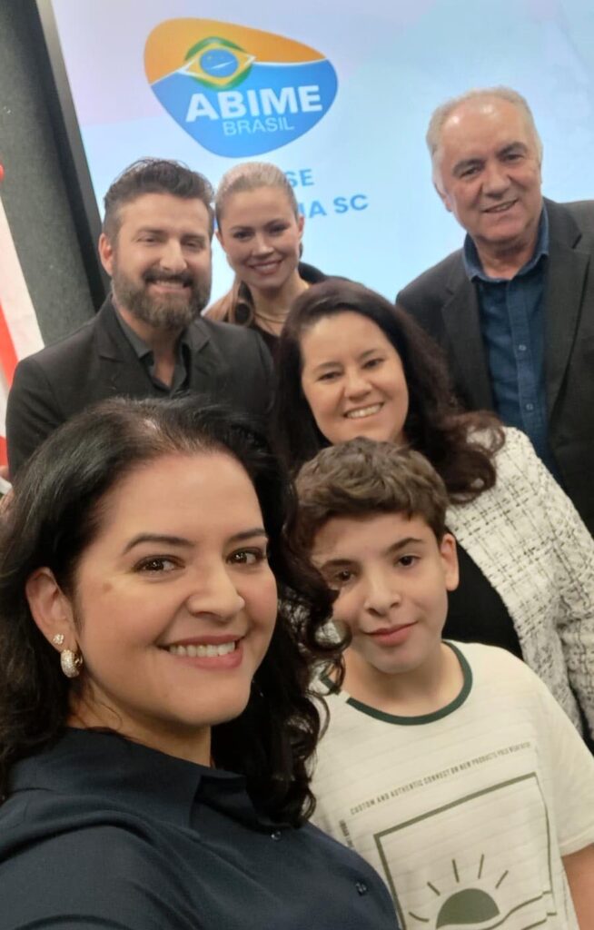 Jornalistas de Turismo prestigiando o evento, na foto o Ex Presidente da ABRAJET Nacional, Evandro Novak, Maely Silva – Presidente da ABRAJET-SC, Juarez Tavares – Presidente da ABRAJET-RS e esposa Daiane Tavares, Vânia Monteiro – Diretora de Marketing da ABRAJET-SC e seu filho Rafael Troian
