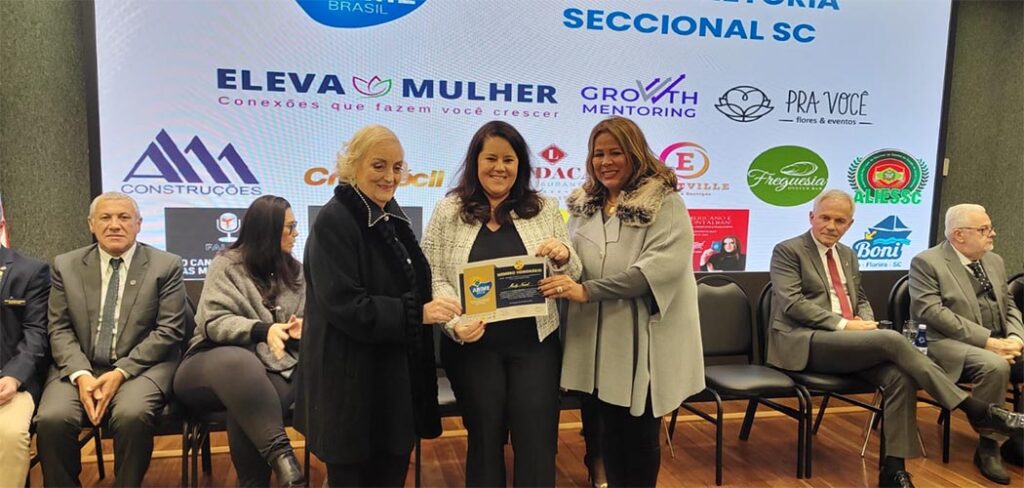 Jornalista Maely Silva, Diretora do Bom Dia SC, recebeu a honraria de pertencer a ABIME como “Membro Honorário/Foto: Evandro Novak-TV Bom Dia SC