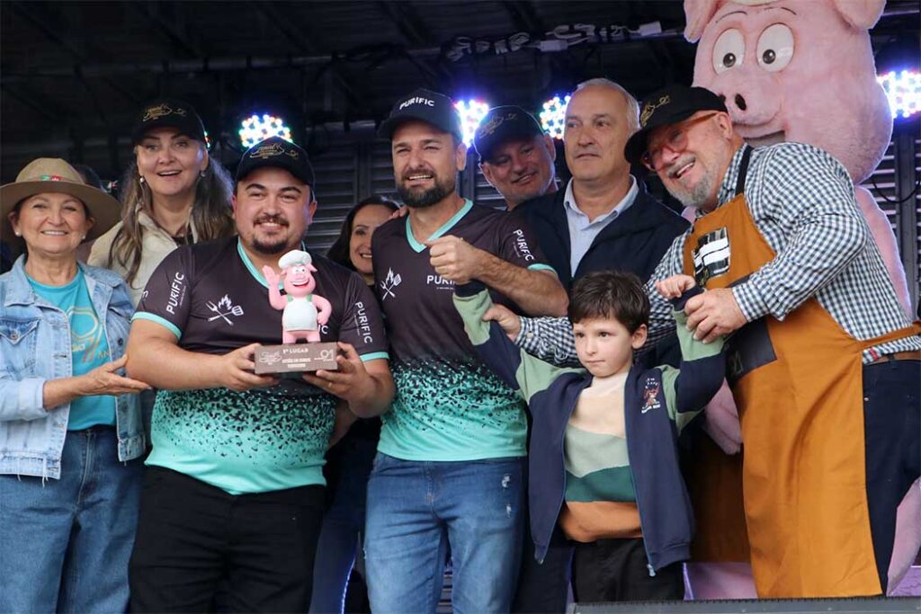 O Presidente da Fecomércio-SC Hélio Dagnoni (de avental alaranjado) foi uma das autoridades que esteve presente na 38ª Festa Nacional 