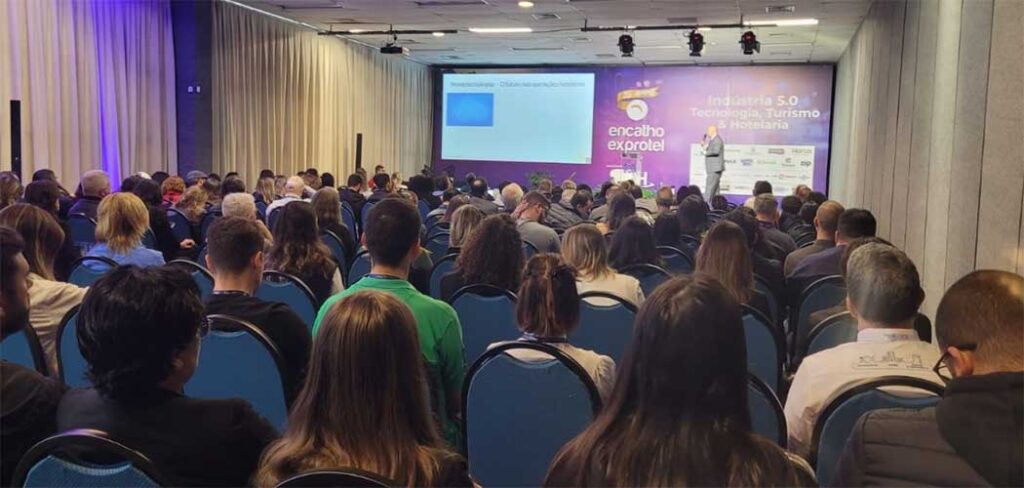 O acesso às inúmeras palestras que acontecem durante a Encatho & Exprotel é gratuito