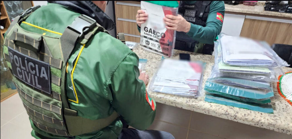 A ação do GAECO visa aprofundar a investigação sobre uma complexa organização criminosa que, de forma estruturada e reiterada, estaria praticando crimes de estelionato contra idosos