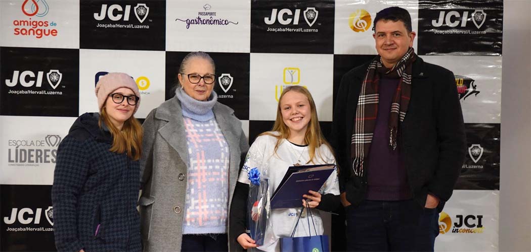 A aluna Ana Laura Schneider Schmitz, da Escola Municipal São Francisco de Luzerna, foi a grande vencedora da Etapa local do projeto Oratória nas Escolas