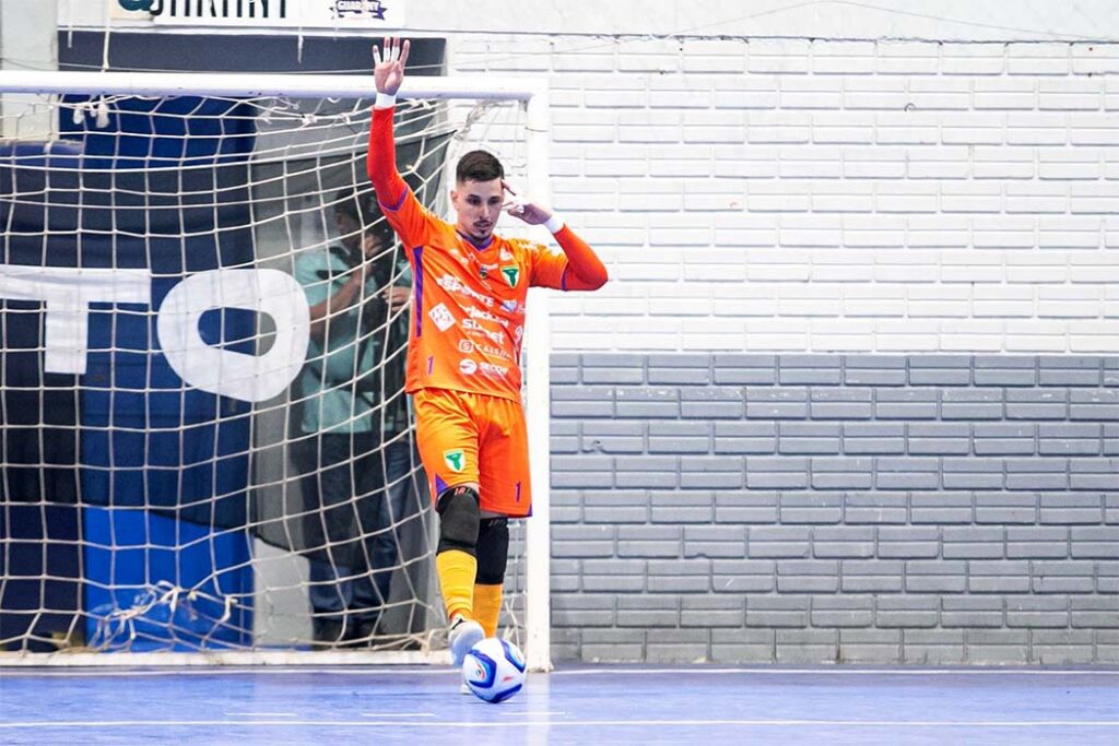 O goleiro Kauan Amaury Barboza tem 22 anos e atuava desde 202 no Horizontina/RS