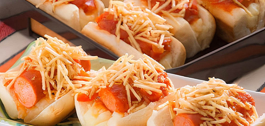 Mini cachorros-quentes com purê e batata palha