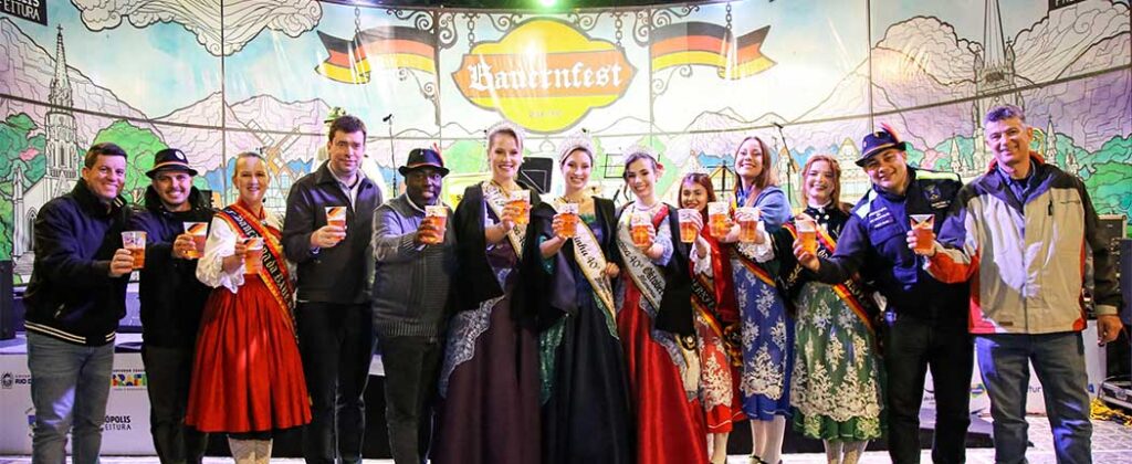 Laço entre cidades germânicas é celebrado com encontro das realezas da Bauernfest e da Oktoberfest, no Palácio de Cristal em Petrópolis/RJ
