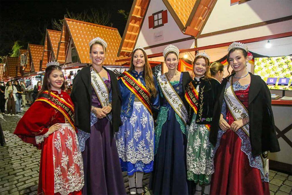 Gabrielle Kratz, rainha da Oktoberfest e as princesas Giane Prochnow e Gabriela Schoeler juntos com a realezas Tânia Mello, rainha da Bauernfest 2025 e as princesas - Manoela Borré e Eduarda Spangenberg em belezaram o encontro
Gabrielle Kratz, rainha da Oktoberfest e as princesas Giane Prochnow e Gabriela Schoeler, com as realezas Tânia Mello, rainha da Bauernfest 2025 e as princesas - Manoela Borré e Eduarda Spangenberg em belezaram o encontro