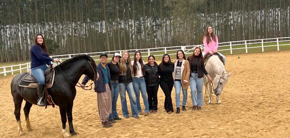 Curso de Rédeas do Senar/SC faz parte da programação. Na foto, a turma realizada recentemente em Araranguá somente com mulheres