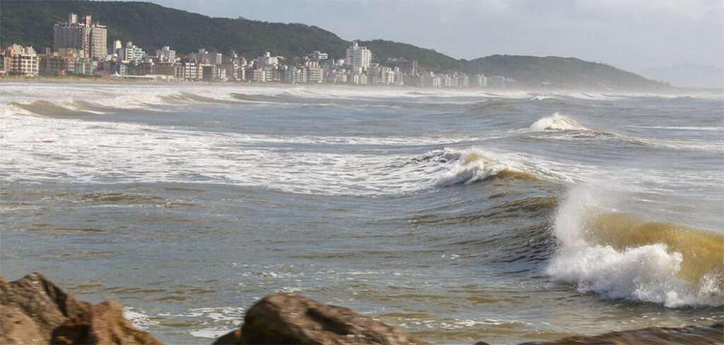 Ventos fortes, mar agitado e possibilidade de neve marcam o início da semana em SC