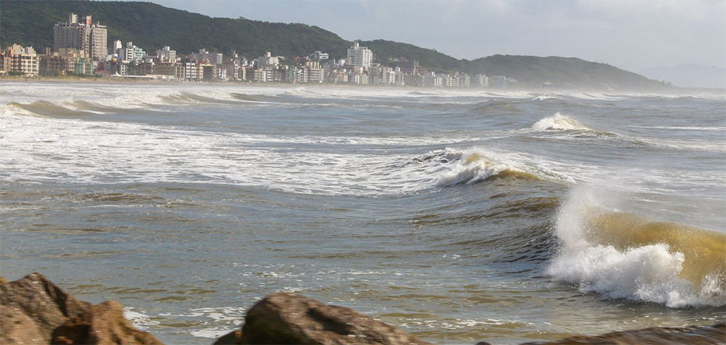 Ventos fortes, mar agitado e possibilidade de neve marcam o início da semana em SC
