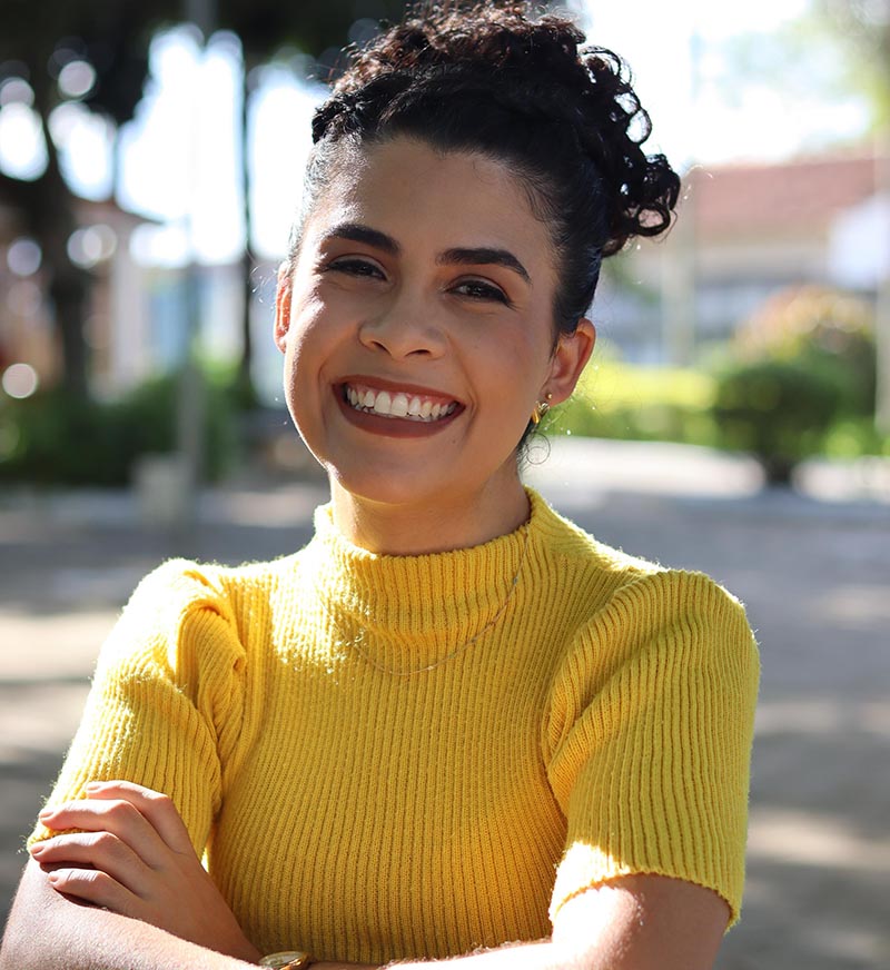 Sarah Sabará é jornalista, missionária da Comunidade Canção Nova, cantora e autora de livros infantojuvenis