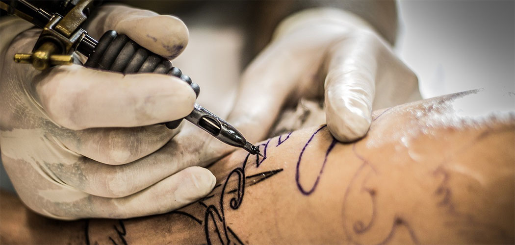 Conselho Federal de Medicina proíbe uso de anestesia para tatuagens estéticas