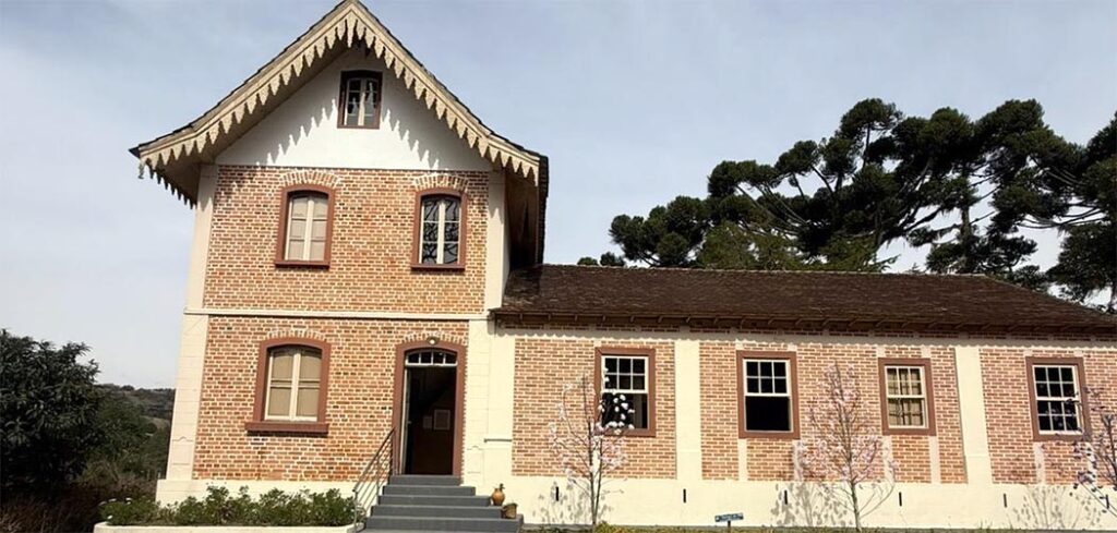 A Casa Campestre do Governador Hercílio Luz é uma construção que transpira história